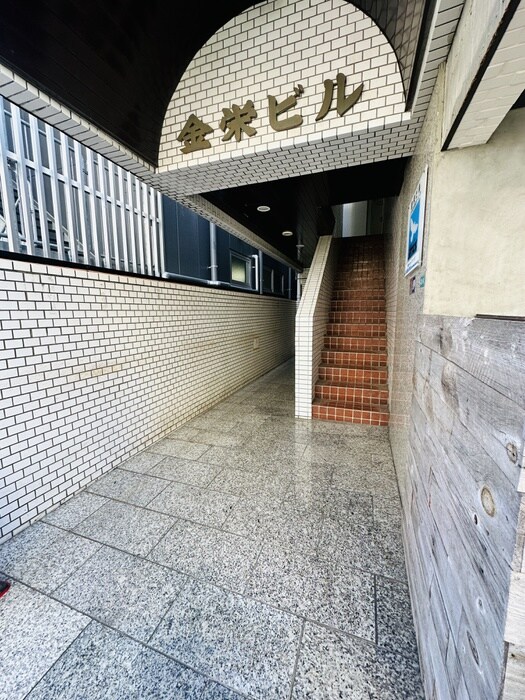 物件外観写真4　(エントランス部分)