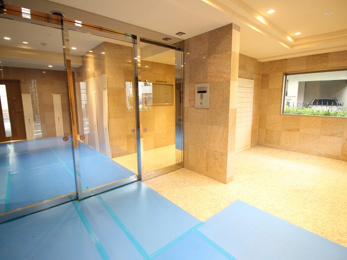 物件外観写真5　(エントランス部分)