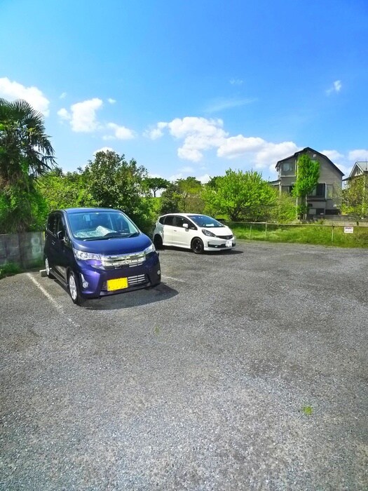 物件外観写真3　(駐車場)