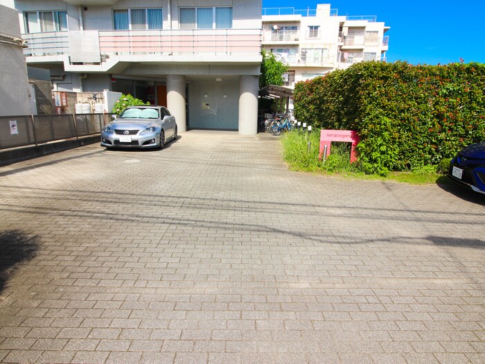 物件外観写真3　(駐車場)