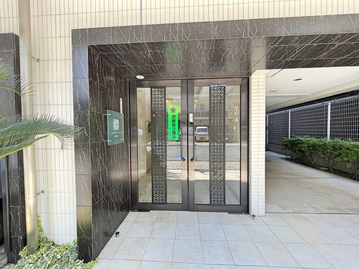 物件外観写真4　(エントランス部分)