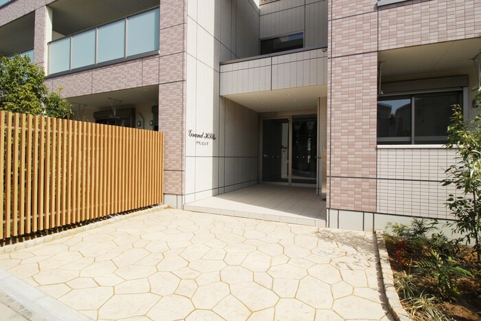 物件外観写真3　(エントランス部分)