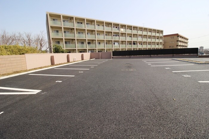 物件外観写真4　(駐車場)