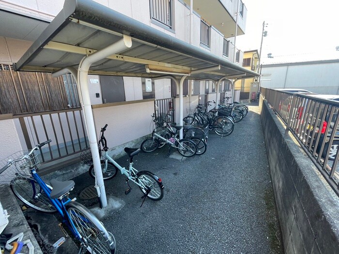 物件外観写真3　(駐輪場)