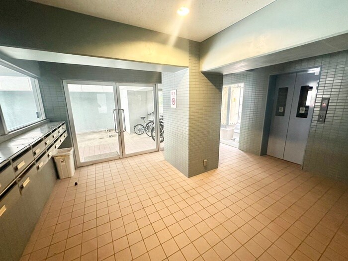 物件外観写真3　(エントランス部分)