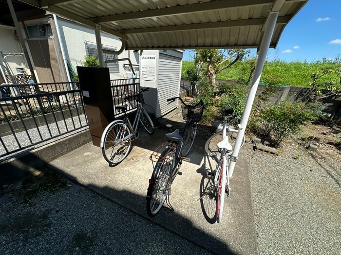 物件外観写真4　(駐輪場)