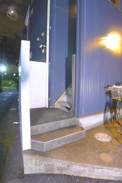 物件外観写真3　(エントランス部分)