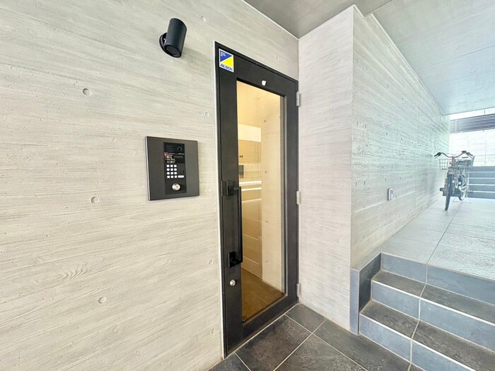 物件外観写真4　(エントランス部分)