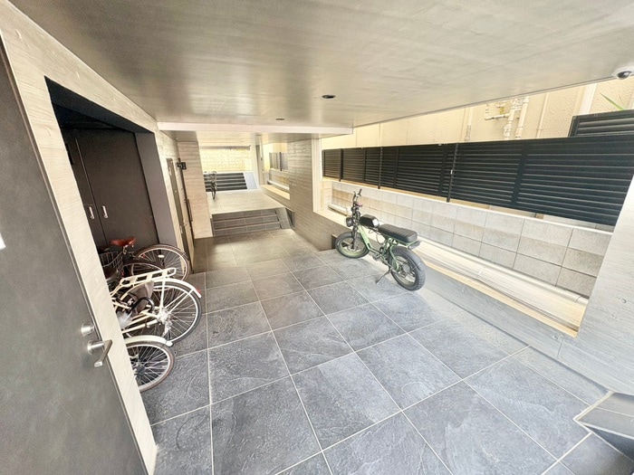 物件外観写真6　(エントランス部分)