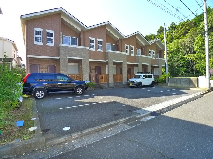 物件外観写真2　(駐車場)