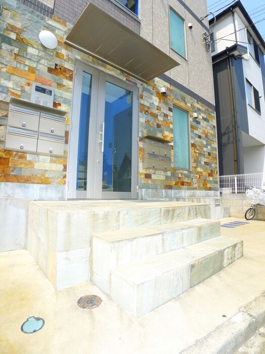 物件外観写真2　(エントランス部分)