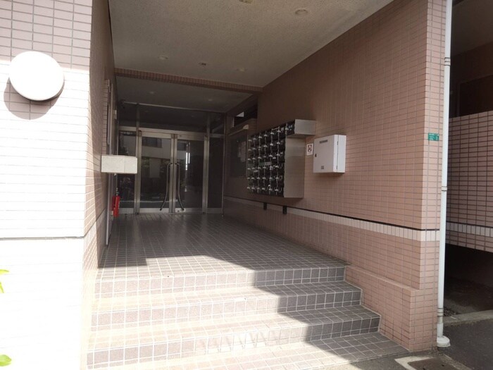 物件外観写真2　(エントランス部分)