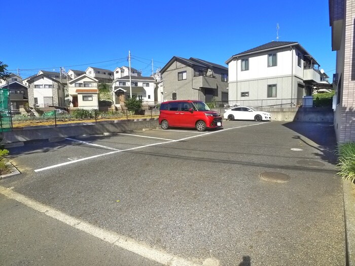 物件外観写真4　(駐車場)