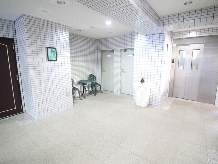 物件外観写真3　(エントランス部分)