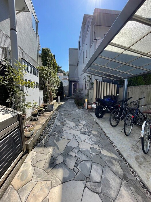 物件外観写真3　(エントランス部分)