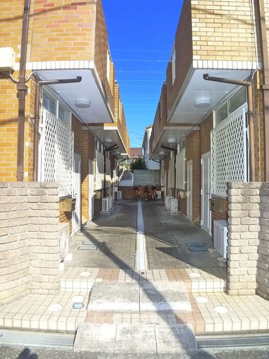 物件外観写真4　(エントランス部分)