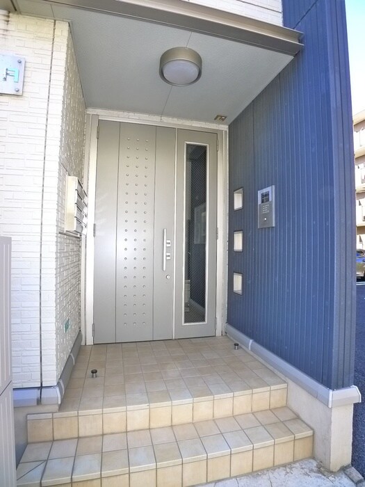 物件外観写真5　(エントランス部分)