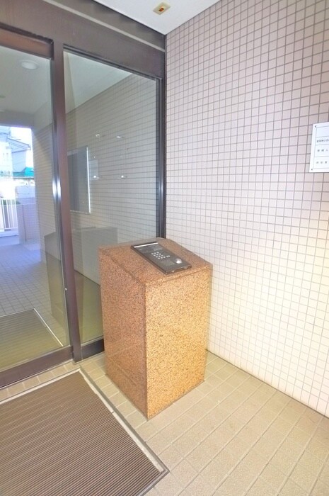 物件外観写真6　(エントランス部分)