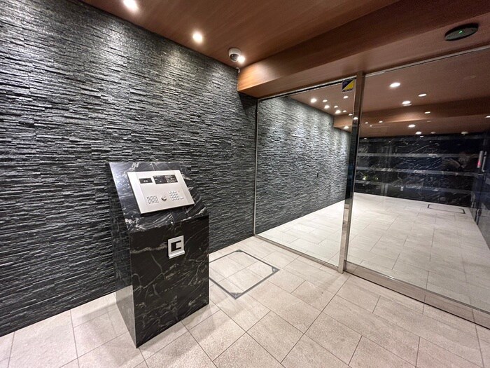 物件外観写真3　(エントランス部分)