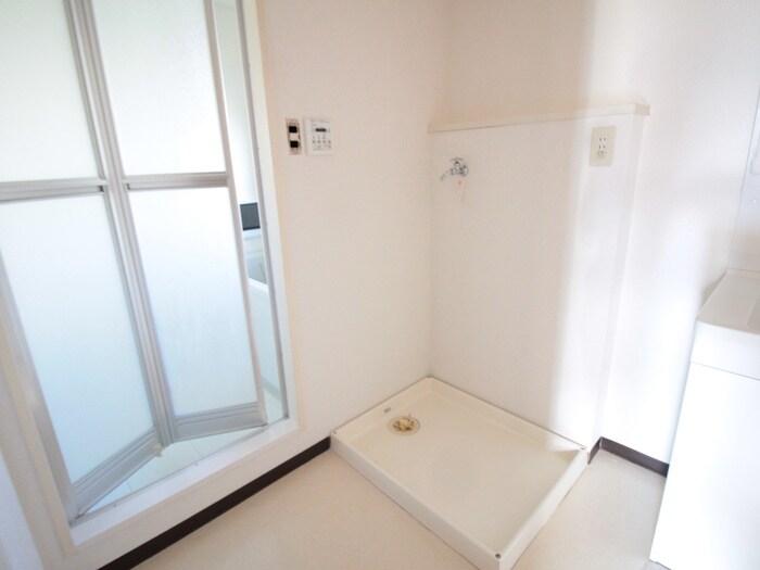 物件内観写真10　(洗濯機置場)