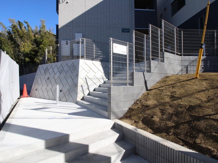 物件外観写真2　(エントランス部分)