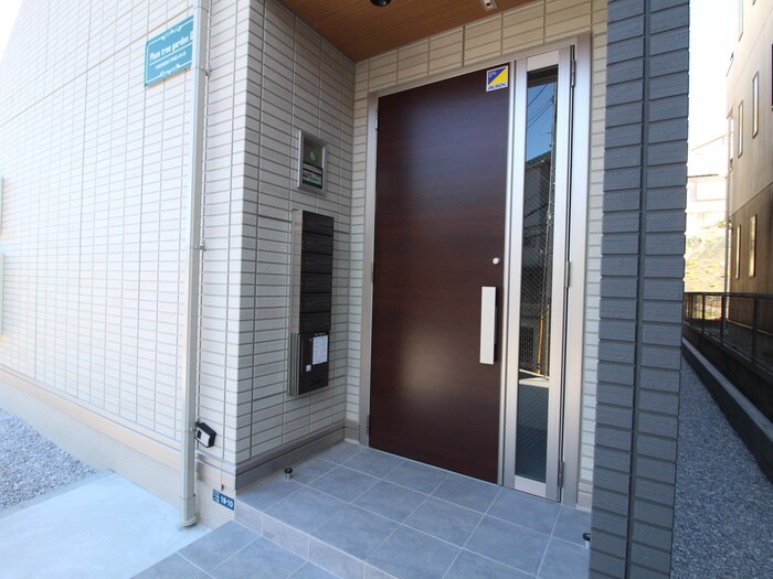 物件外観写真3　(エントランス部分)