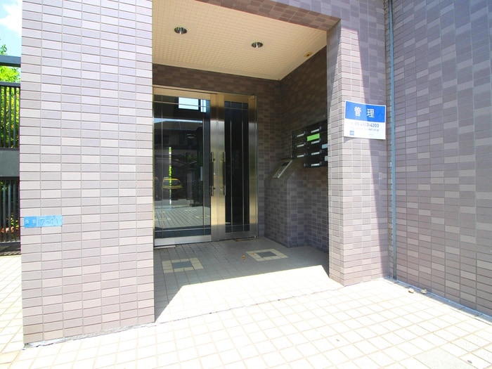 物件外観写真2　(エントランス部分)