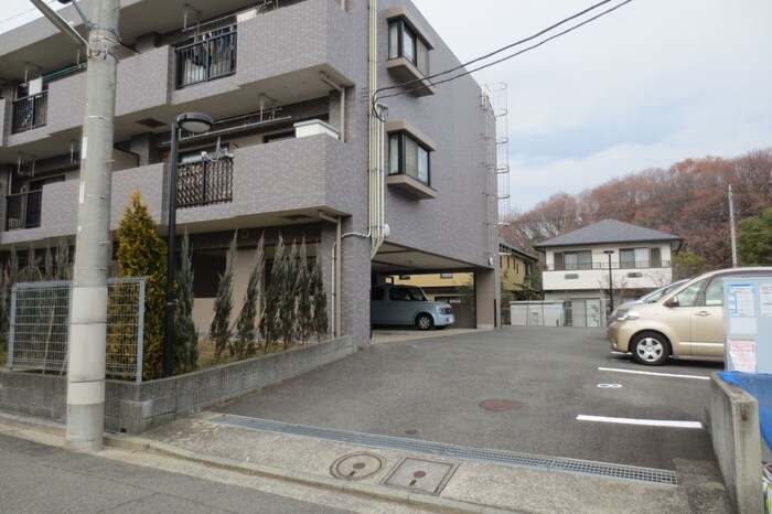 物件外観写真3　(駐車場)