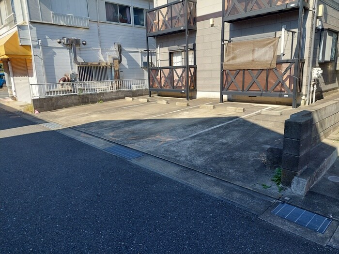 物件外観写真3　(駐車場)