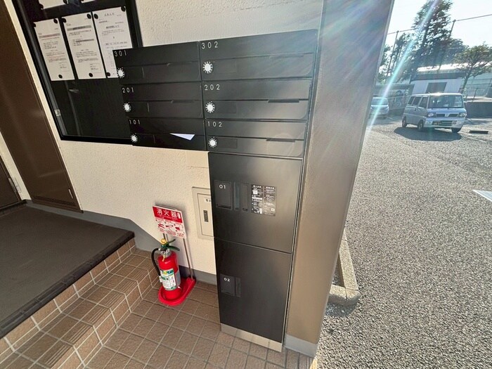 物件外観写真3　(エントランス部分)