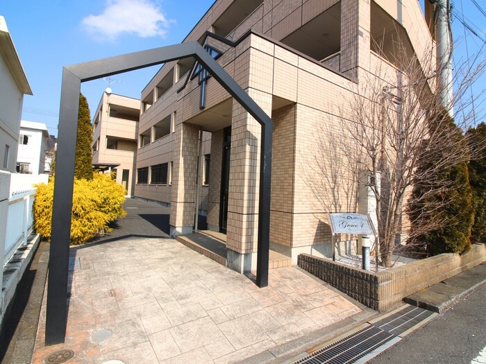 物件外観写真2　(エントランス部分)