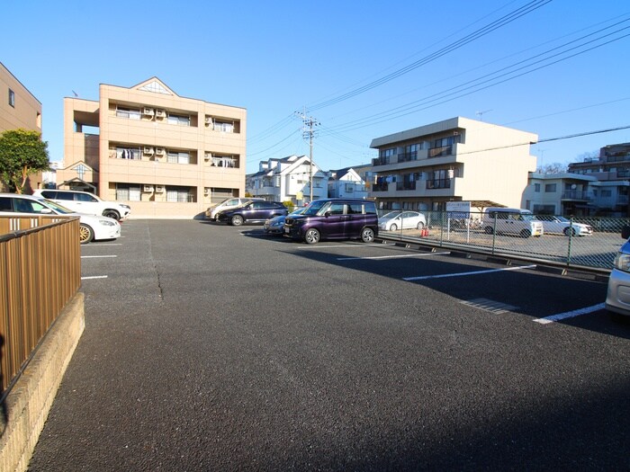 物件外観写真3　(駐車場)