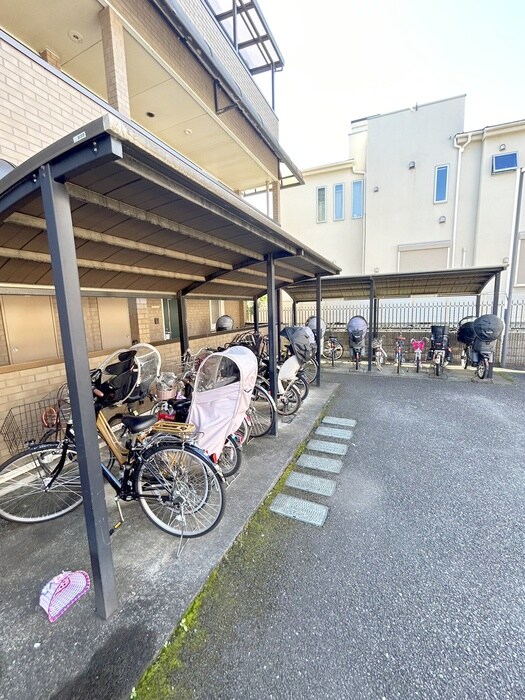 物件外観写真5　(駐輪場)