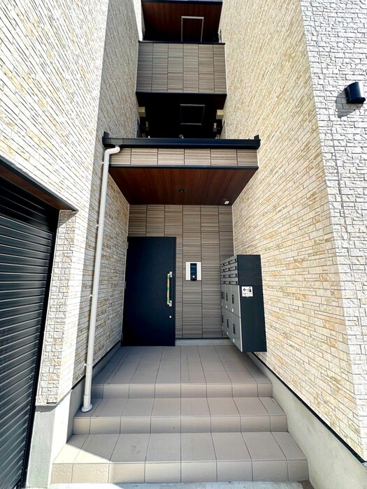 物件外観写真2　(エントランス部分)