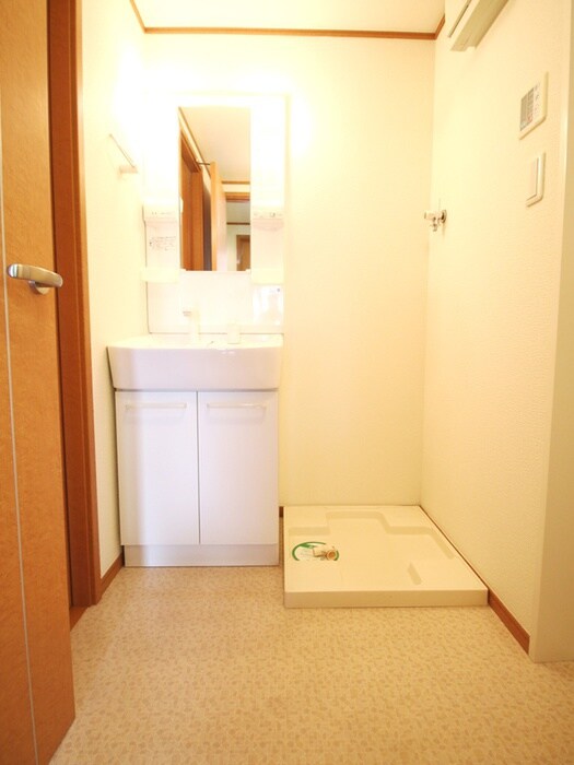 物件内観写真13　(洗濯機置場)