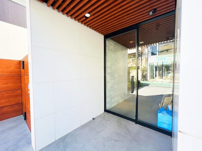 物件外観写真5　(エントランス部分)