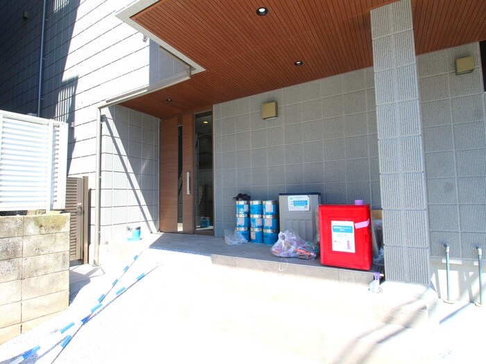 物件外観写真2　(エントランス部分)