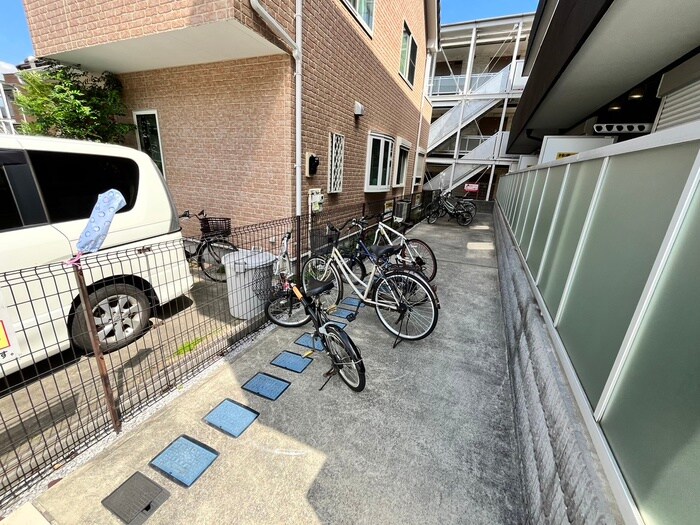 物件外観写真3　(駐輪場)