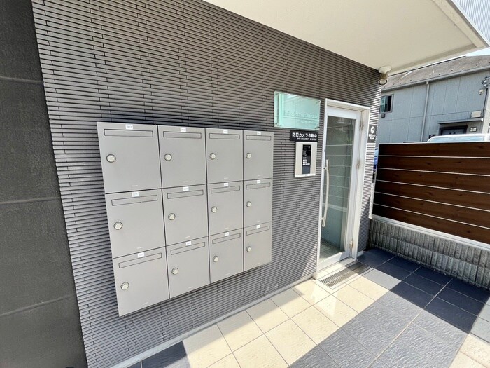 物件外観写真4　(エントランス部分)