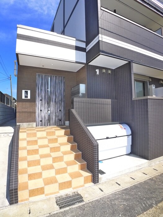 物件外観写真4　(エントランス部分)