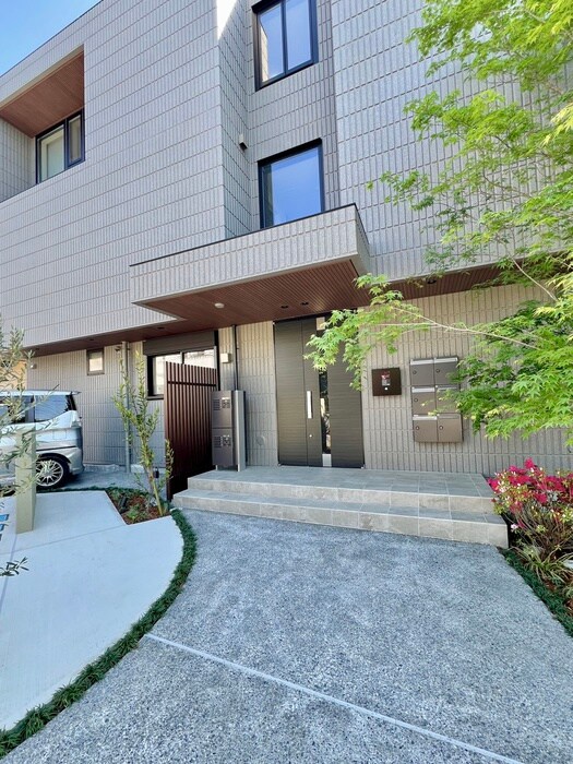 物件外観写真3　(エントランス部分)