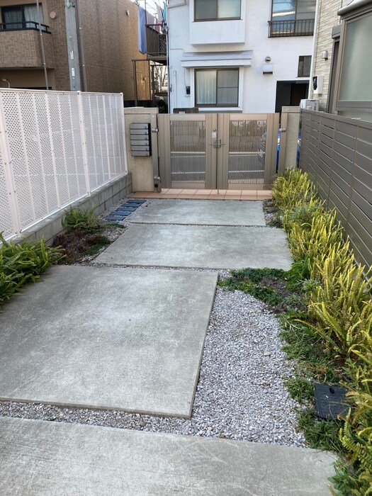 物件外観写真6　(エントランス部分)