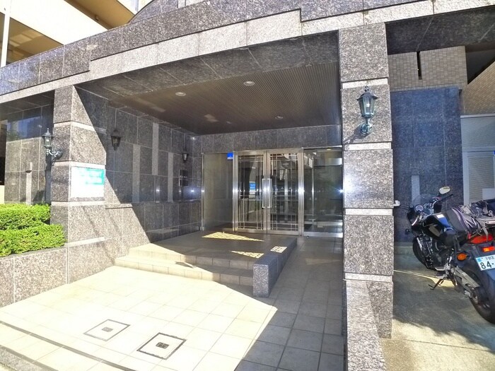 物件外観写真2　(エントランス部分)