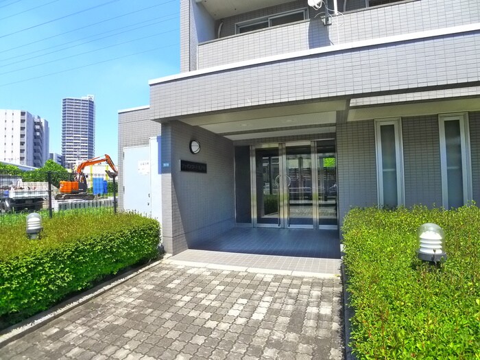 物件外観写真2　(エントランス部分)