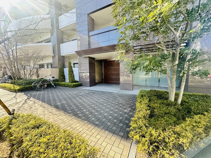 物件外観写真2　(エントランス部分)