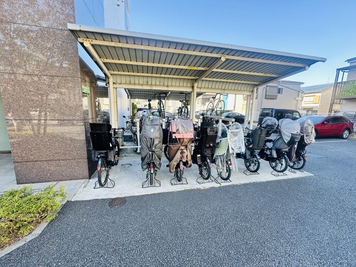 物件外観写真4　(駐輪場)