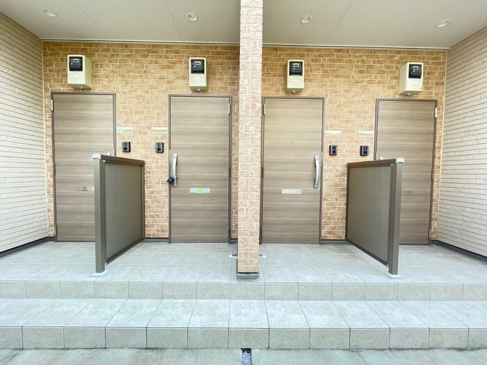 物件外観写真3　(エントランス部分)