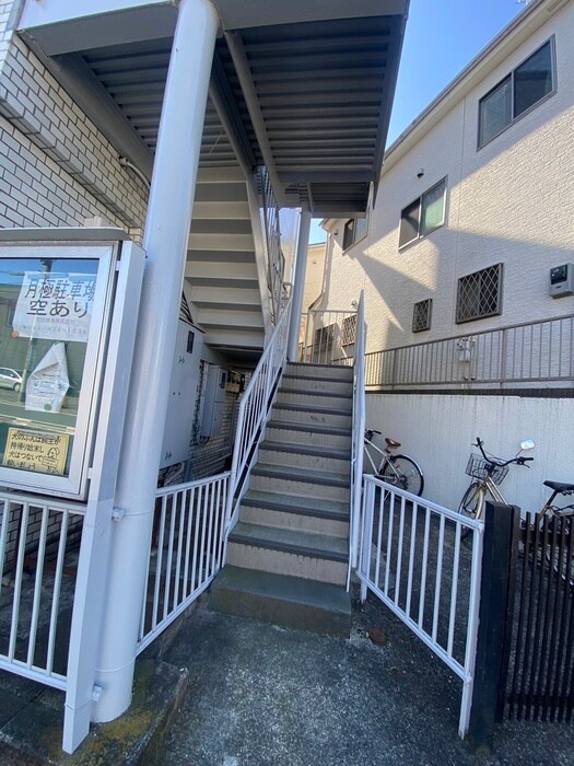 物件外観写真4　(エントランス部分)