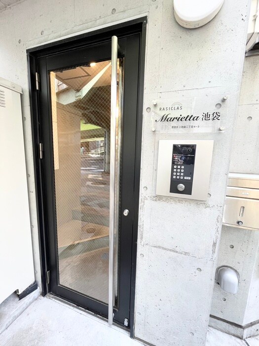 物件外観写真2　(エントランス部分)