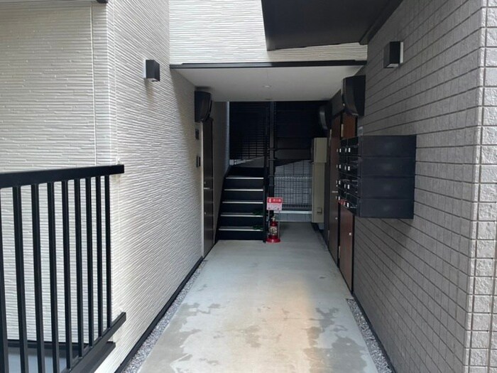 物件外観写真2　(エントランス部分)